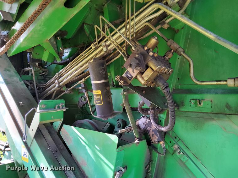 image for item DN6854 1992 John Deere 9500  combine