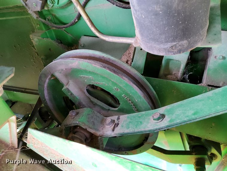 image for item DN6854 1992 John Deere 9500  combine