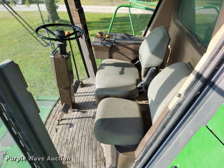 image for item DN6854 1992 John Deere 9500  combine