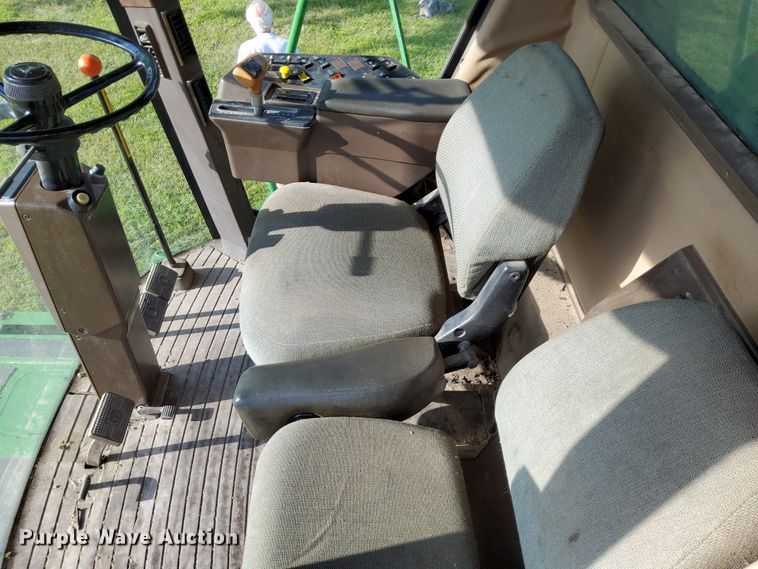 image for item DN6854 1992 John Deere 9500  combine