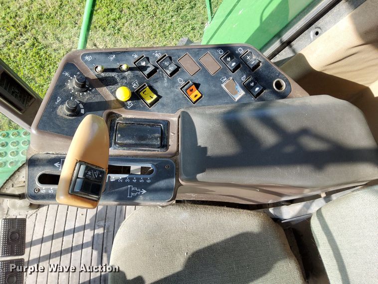 image for item DN6854 1992 John Deere 9500  combine