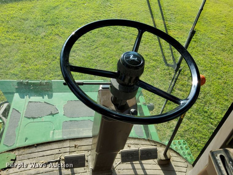 image for item DN6854 1992 John Deere 9500  combine