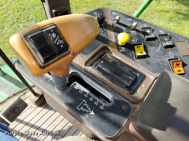 image for item DN6854 1992 John Deere 9500  combine