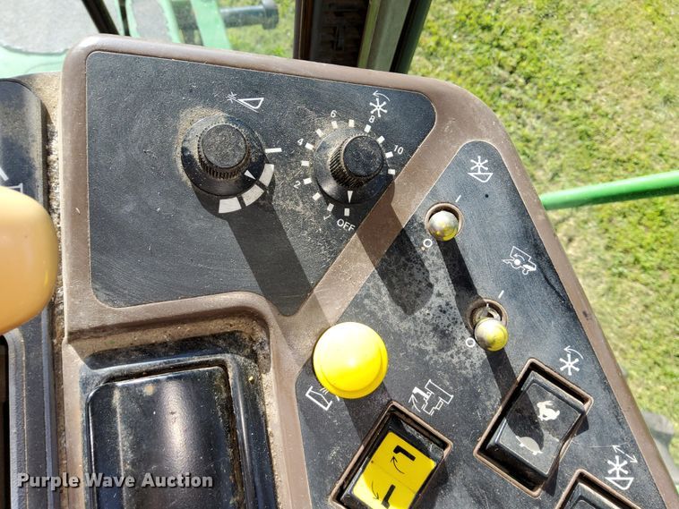 image for item DN6854 1992 John Deere 9500  combine