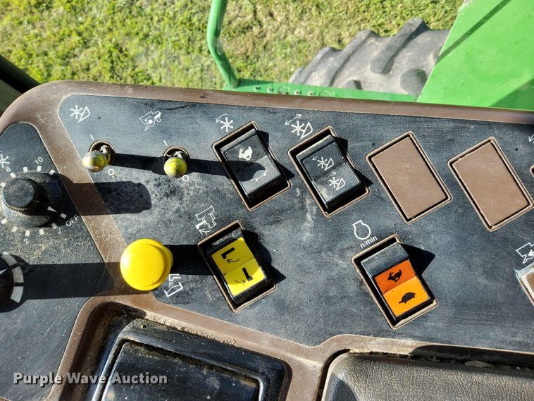 image for item DN6854 1992 John Deere 9500  combine