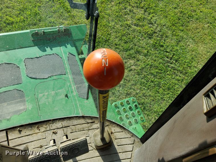 image for item DN6854 1992 John Deere 9500  combine