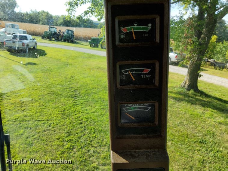 image for item DN6854 1992 John Deere 9500  combine