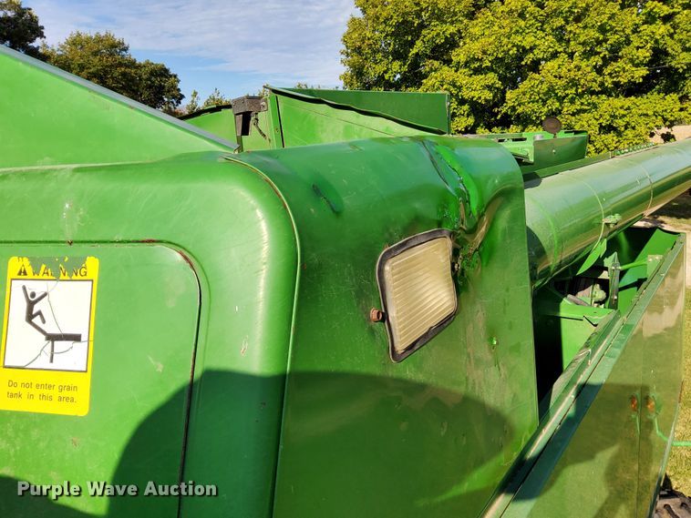 image for item DN6854 1992 John Deere 9500  combine