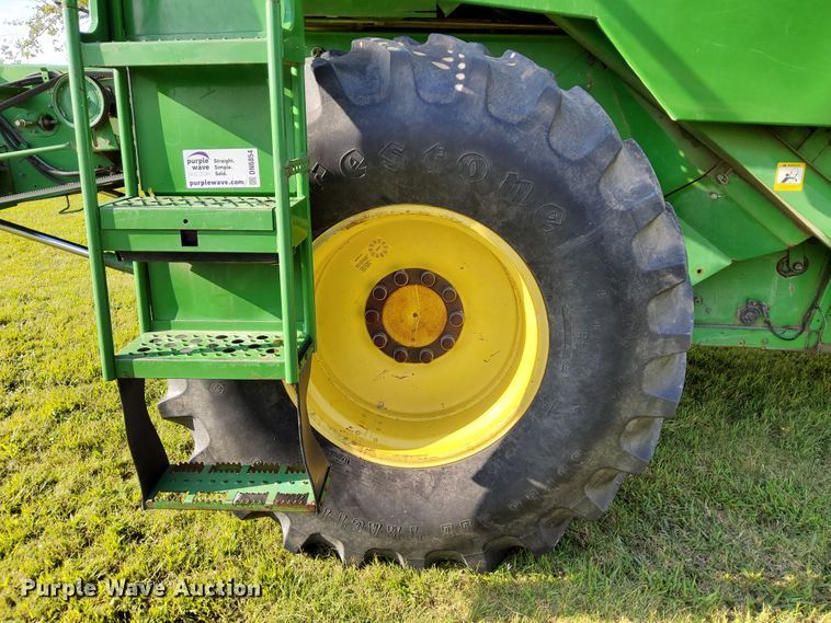image for item DN6854 1992 John Deere 9500  combine