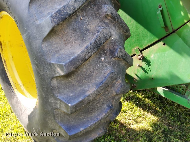 image for item DN6854 1992 John Deere 9500  combine