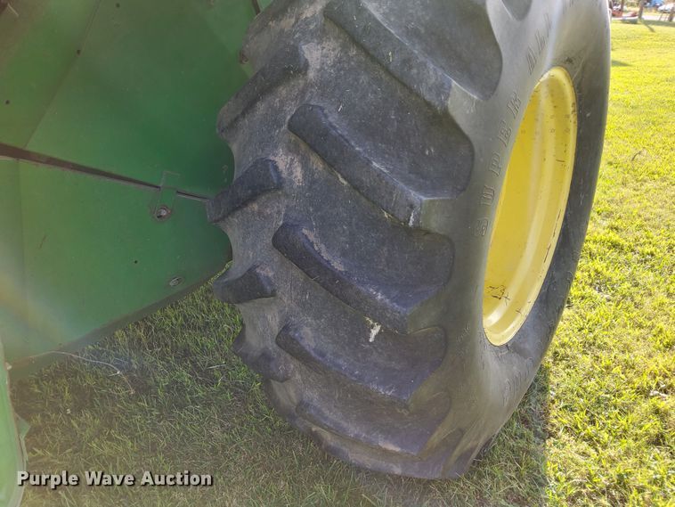 image for item DN6854 1992 John Deere 9500  combine