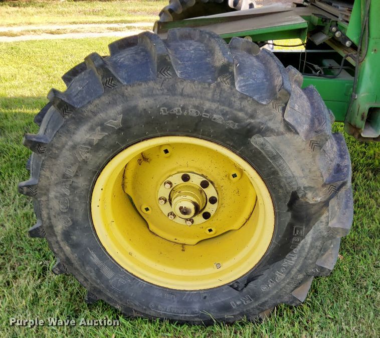 image for item DN6854 1992 John Deere 9500  combine