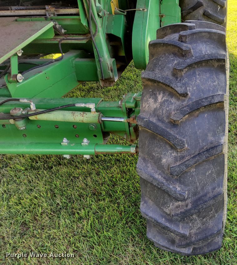 image for item DN6854 1992 John Deere 9500  combine