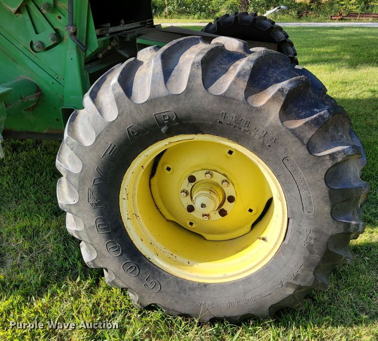 image for item DN6854 1992 John Deere 9500  combine