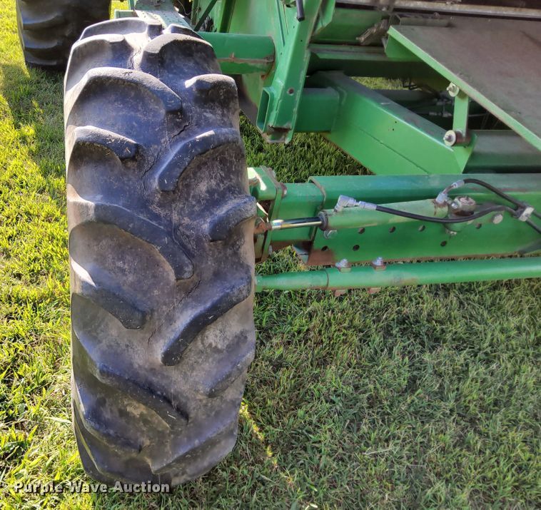 image for item DN6854 1992 John Deere 9500  combine