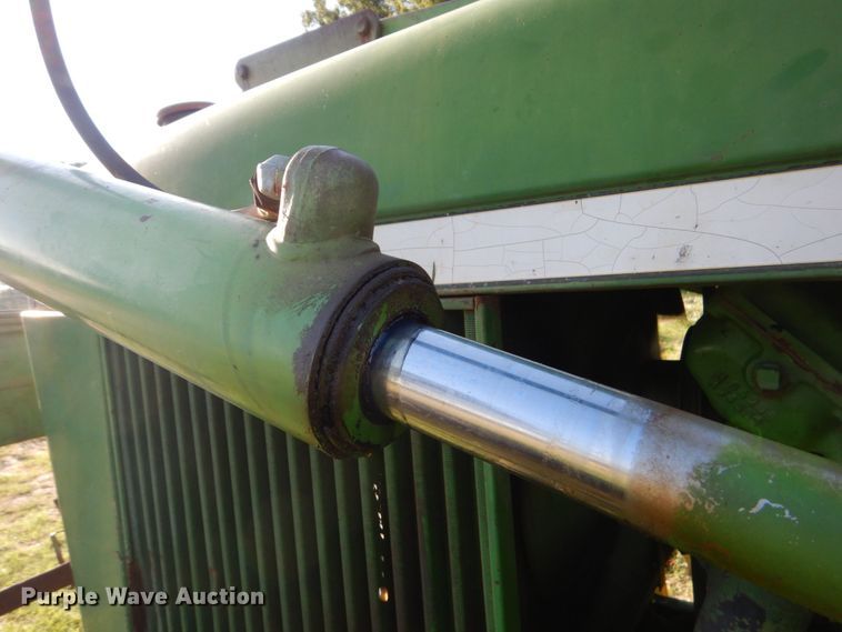 image for item DO1579 1984 John Deere 2950  MFWD tractor