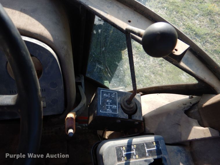 image for item DO1579 1984 John Deere 2950  MFWD tractor