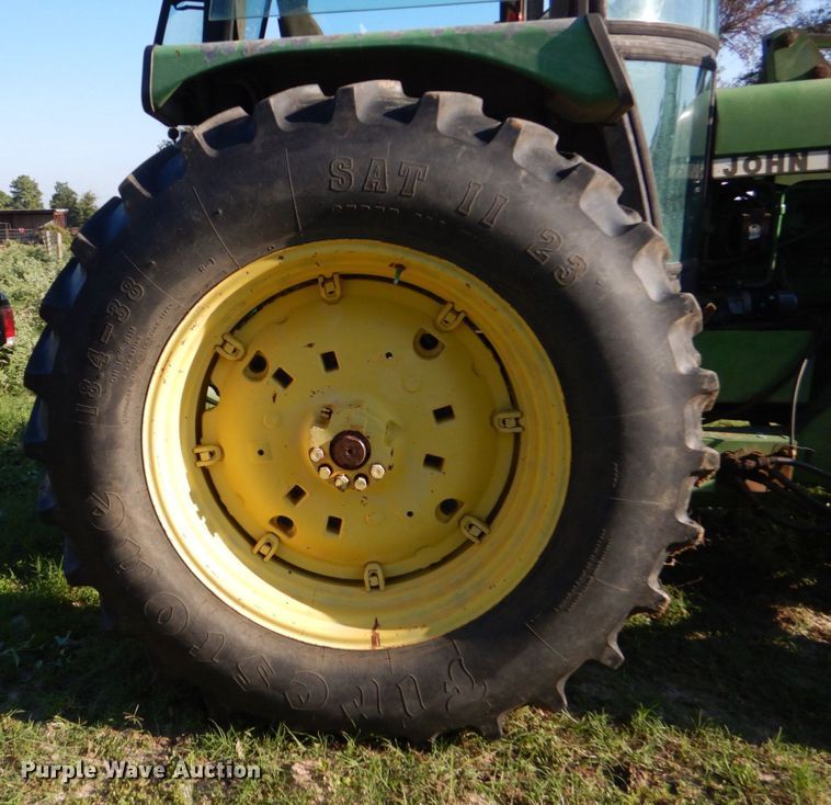 image for item DO1579 1984 John Deere 2950  MFWD tractor
