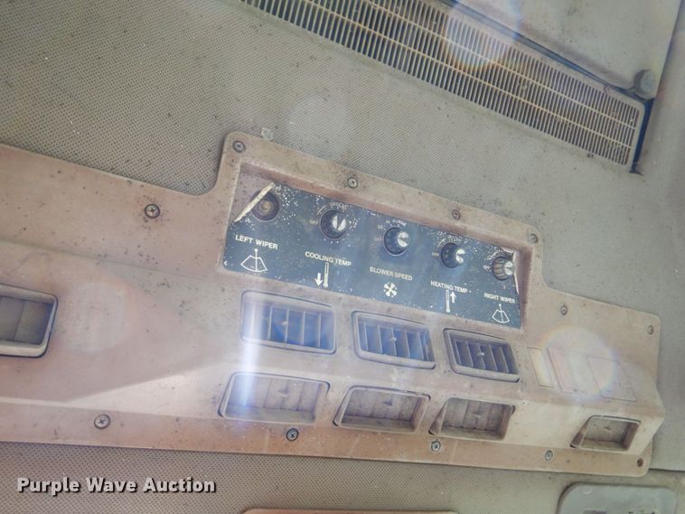 image for item DO1579 1984 John Deere 2950  MFWD tractor