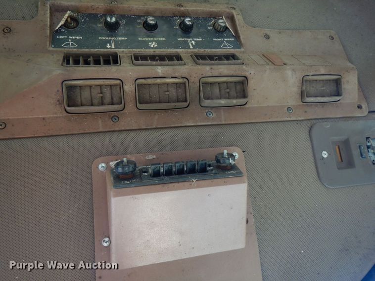 image for item DO1579 1984 John Deere 2950  MFWD tractor