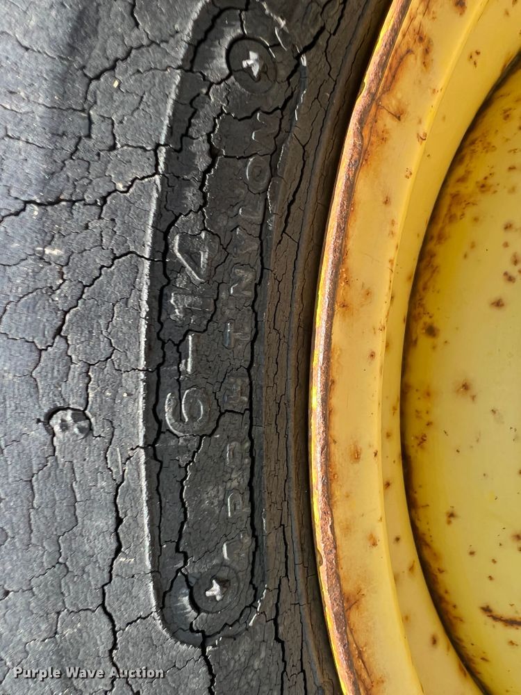 image for item IA9114 1985 John Deere 750  MFWD tractor