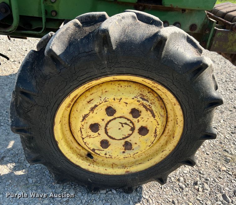 image for item IA9114 1985 John Deere 750  MFWD tractor