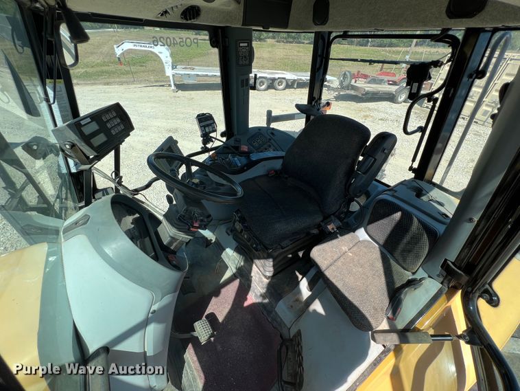 image for item IA9135 2005 Challenger MT665B  tractor