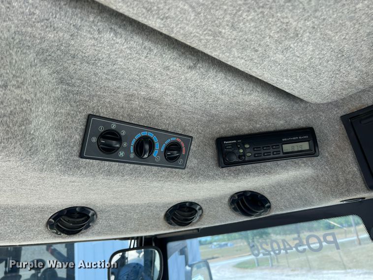 image for item IA9135 2005 Challenger MT665B  tractor