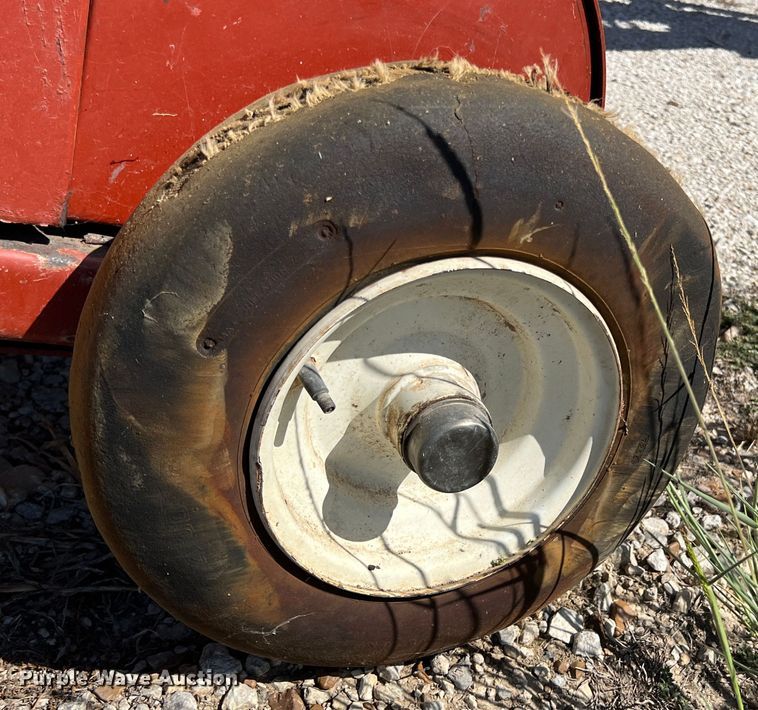 image for item IA9137 2002 Hesston 4910  large square baler