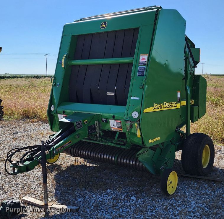 image for item KH9309 2003 John Deere 567  Mega Wide round baler