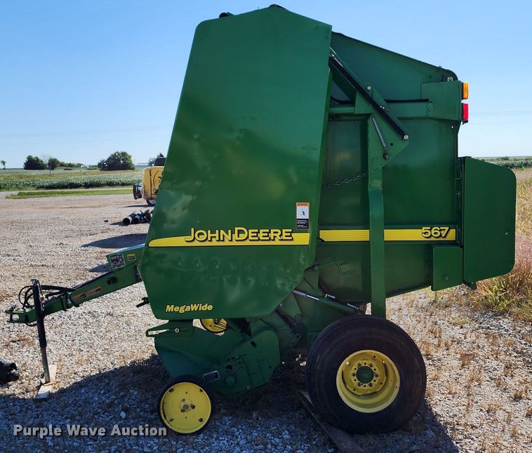 image for item KH9309 2003 John Deere 567  Mega Wide round baler