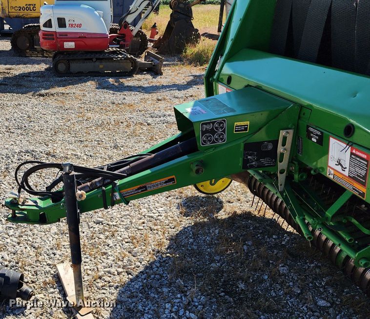 image for item KH9309 2003 John Deere 567  Mega Wide round baler