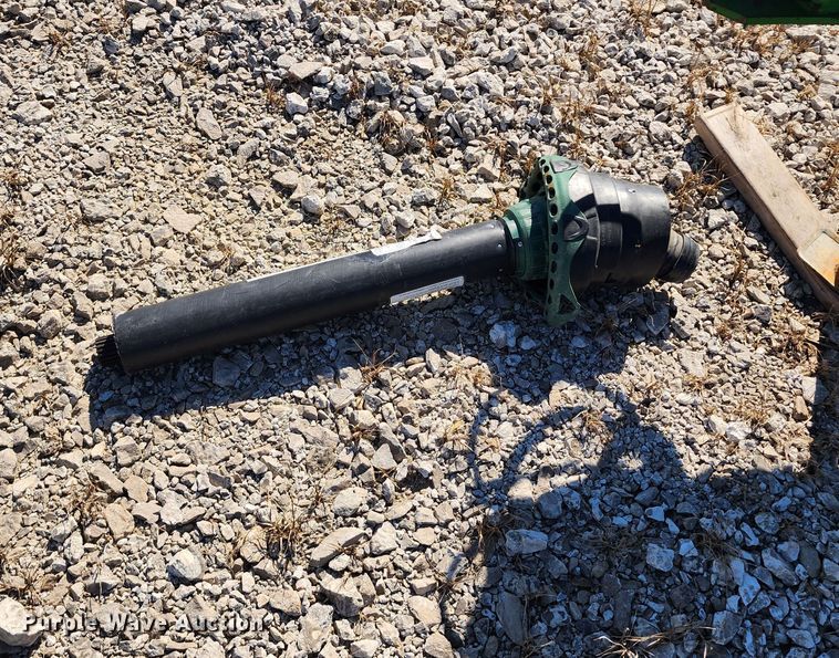 image for item KH9309 2003 John Deere 567  Mega Wide round baler