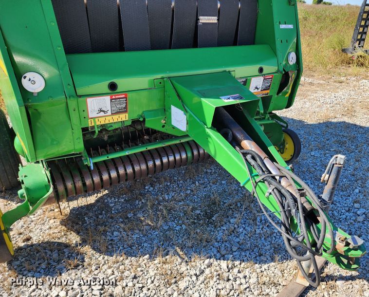 image for item KH9309 2003 John Deere 567  Mega Wide round baler