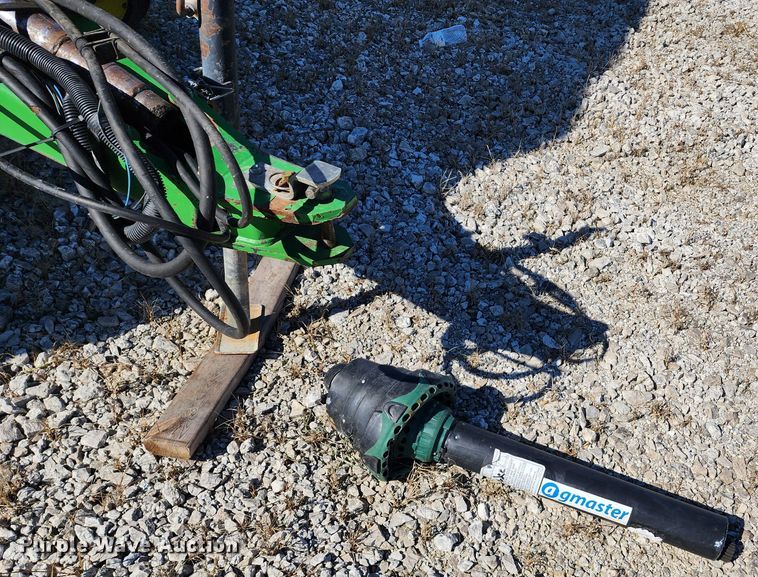 image for item KH9309 2003 John Deere 567  Mega Wide round baler