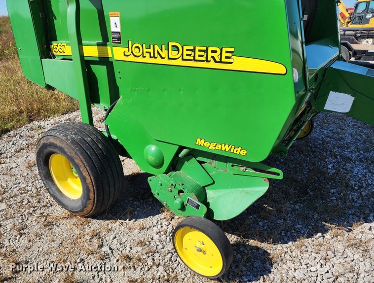image for item KH9309 2003 John Deere 567  Mega Wide round baler