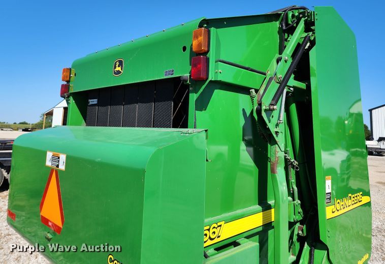 image for item KH9309 2003 John Deere 567  Mega Wide round baler
