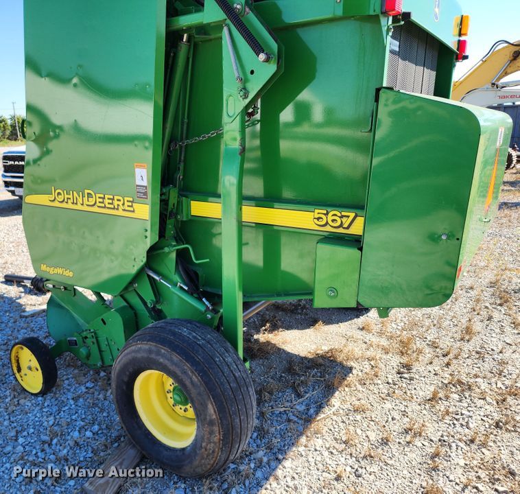 image for item KH9309 2003 John Deere 567  Mega Wide round baler