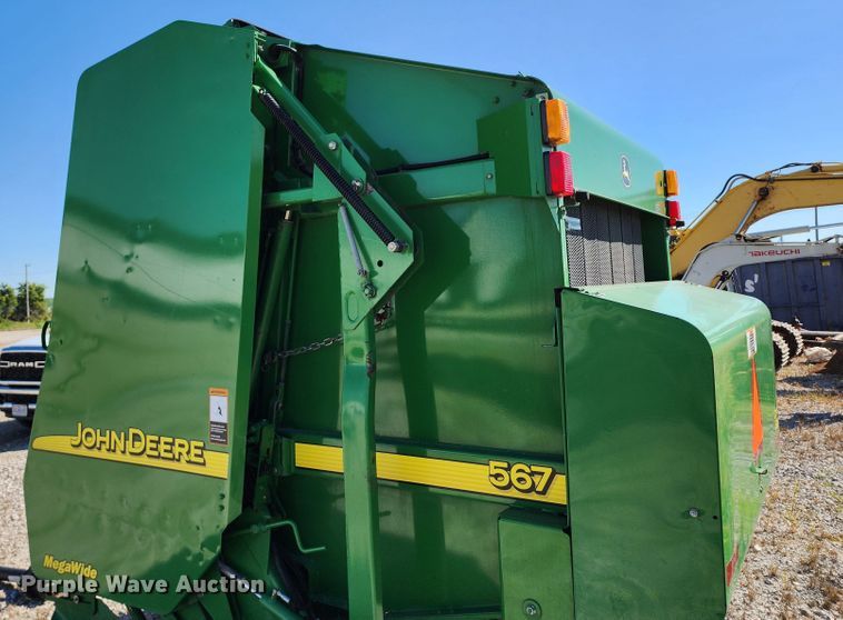 image for item KH9309 2003 John Deere 567  Mega Wide round baler