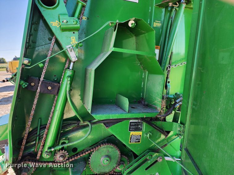 image for item KH9309 2003 John Deere 567  Mega Wide round baler