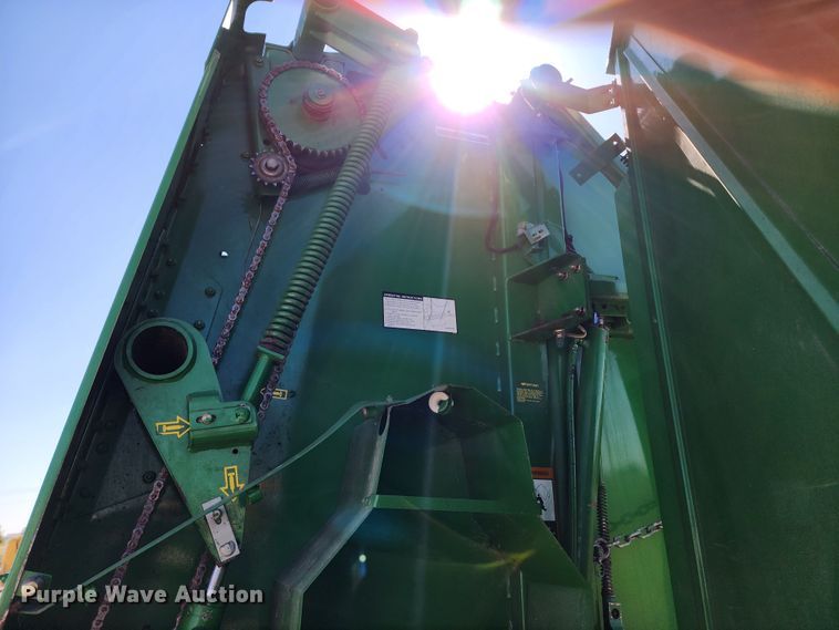 image for item KH9309 2003 John Deere 567  Mega Wide round baler