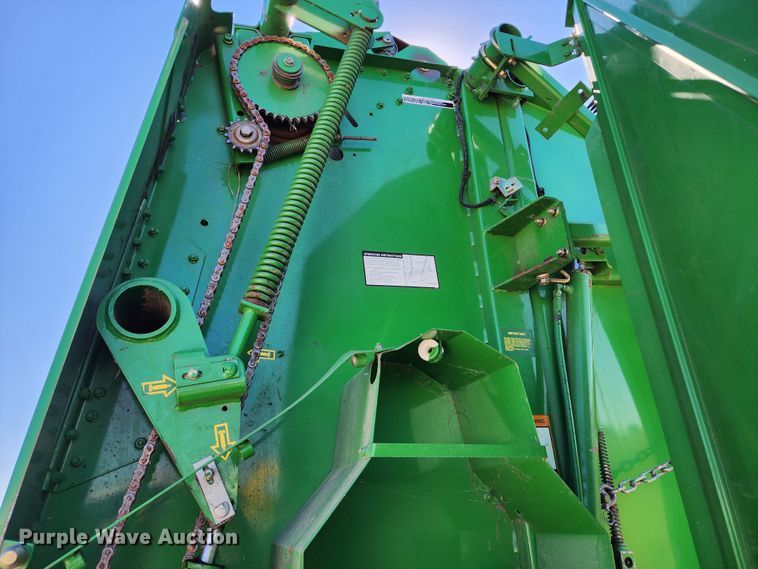 image for item KH9309 2003 John Deere 567  Mega Wide round baler