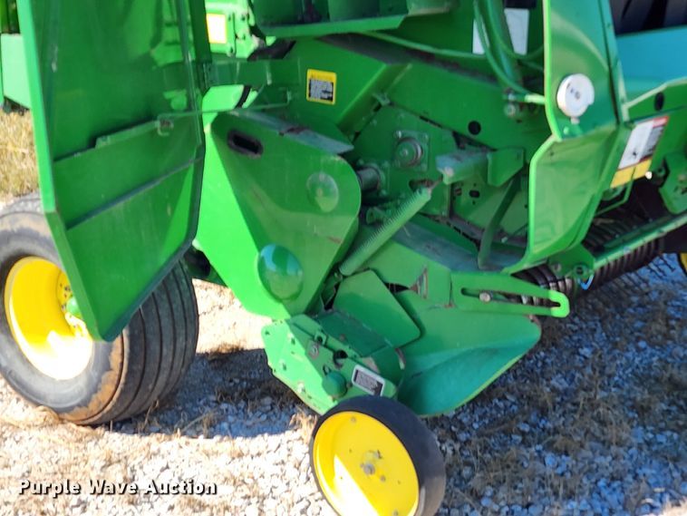 image for item KH9309 2003 John Deere 567  Mega Wide round baler