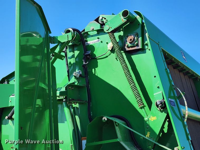 image for item KH9309 2003 John Deere 567  Mega Wide round baler