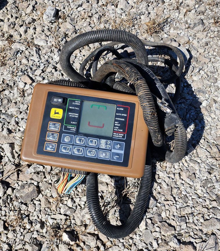 image for item KH9309 2003 John Deere 567  Mega Wide round baler