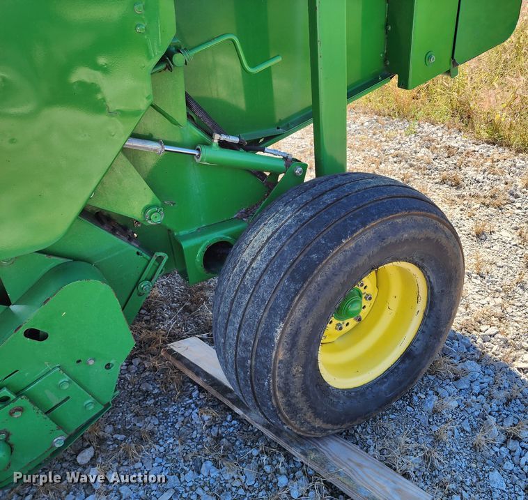 image for item KH9309 2003 John Deere 567  Mega Wide round baler