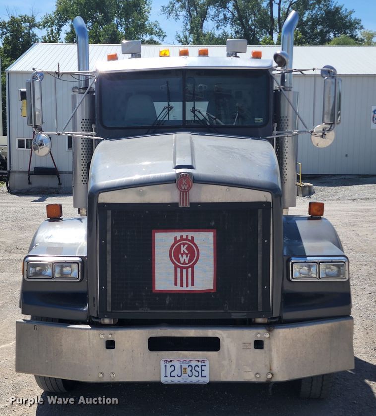 image for item KH9326 1988 Kenworth T800  truck cab and chassis