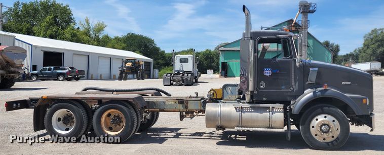 image for item KH9326 1988 Kenworth T800  truck cab and chassis