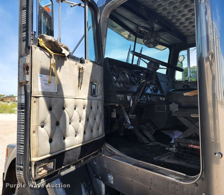 image for item KH9326 1988 Kenworth T800  truck cab and chassis