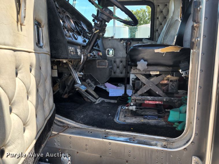 image for item KH9326 1988 Kenworth T800  truck cab and chassis